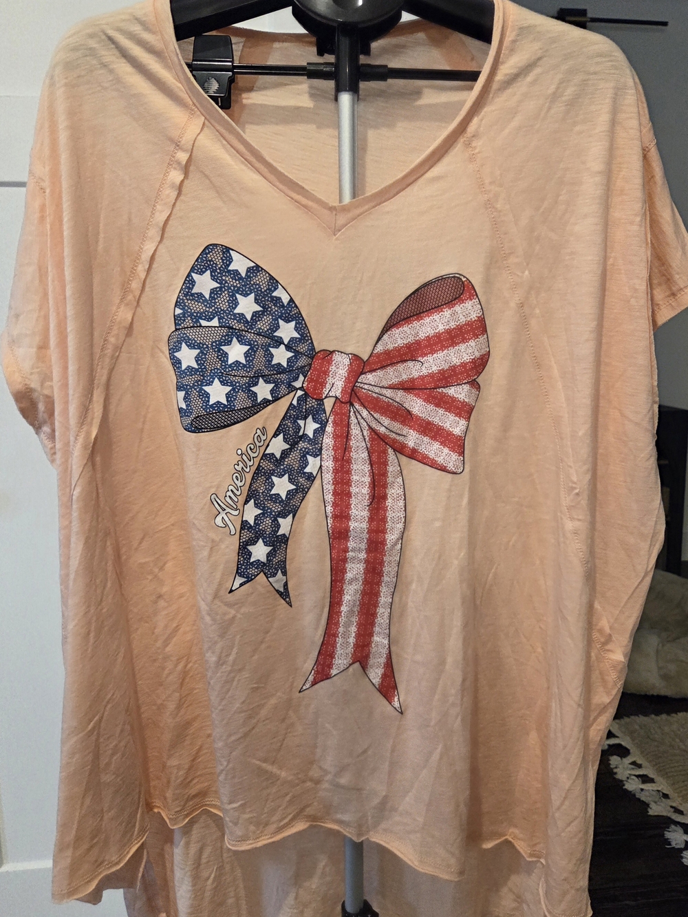 103.  Zutter Womens' Peach Patriotic Bow Graphic V-Neck Top